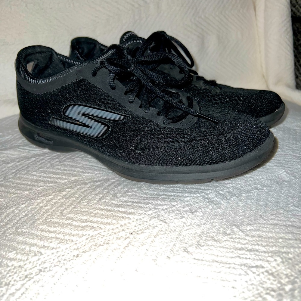 SKECHERS  GOGA MATS WOMENS SIZE 9